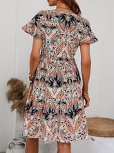 Robe imprimée à volants et col en V
